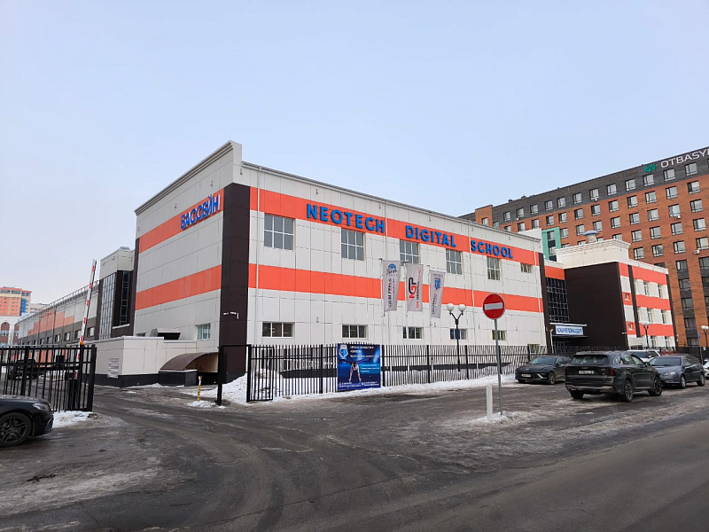 Частная школа NEOTECH на 300 учеников с плавательным бассейном и ледовым кортом